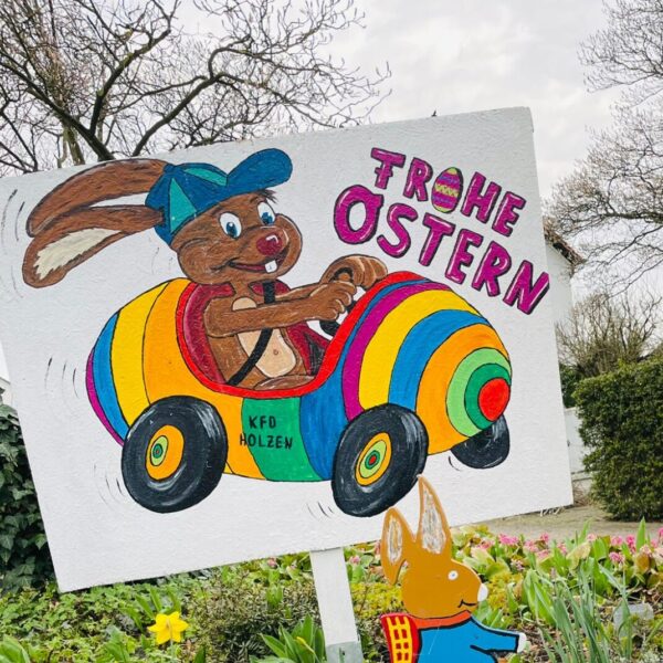 Blumenbeet mit Osterdekoration