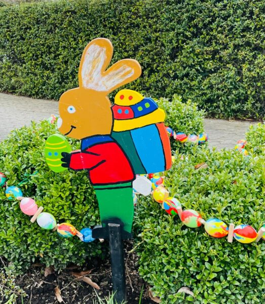 Blumenbeet mit Osterdekoration